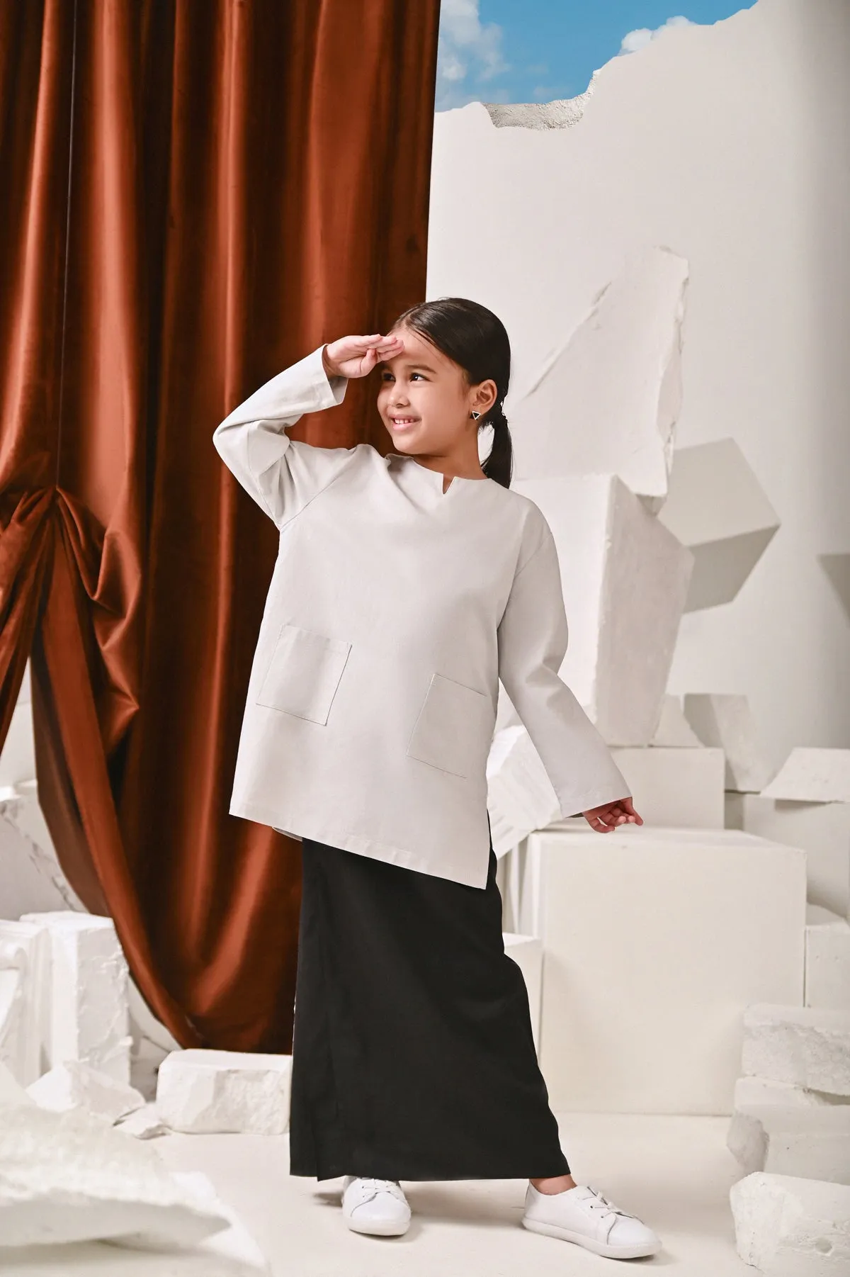 The Kita Menang Back Pleats Skirt - Black
