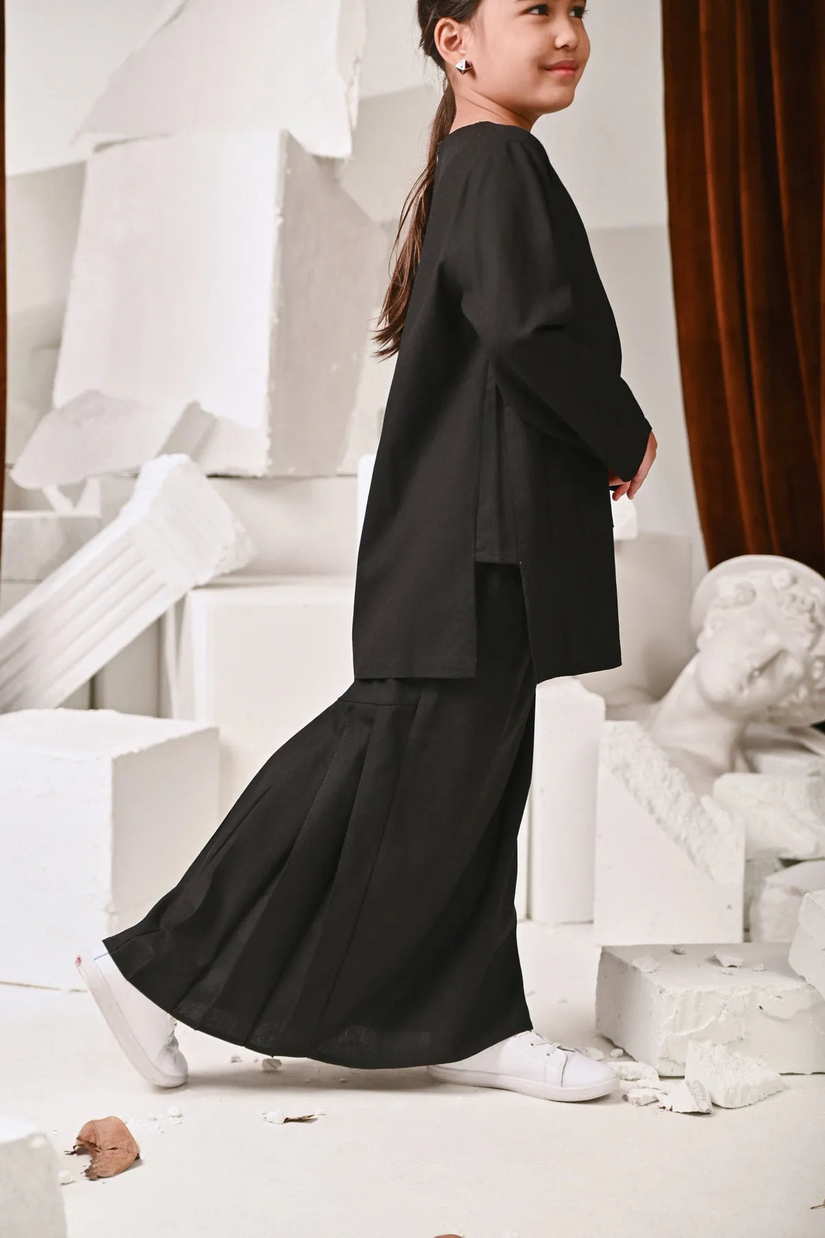 The Kita Menang Back Pleats Skirt - Black