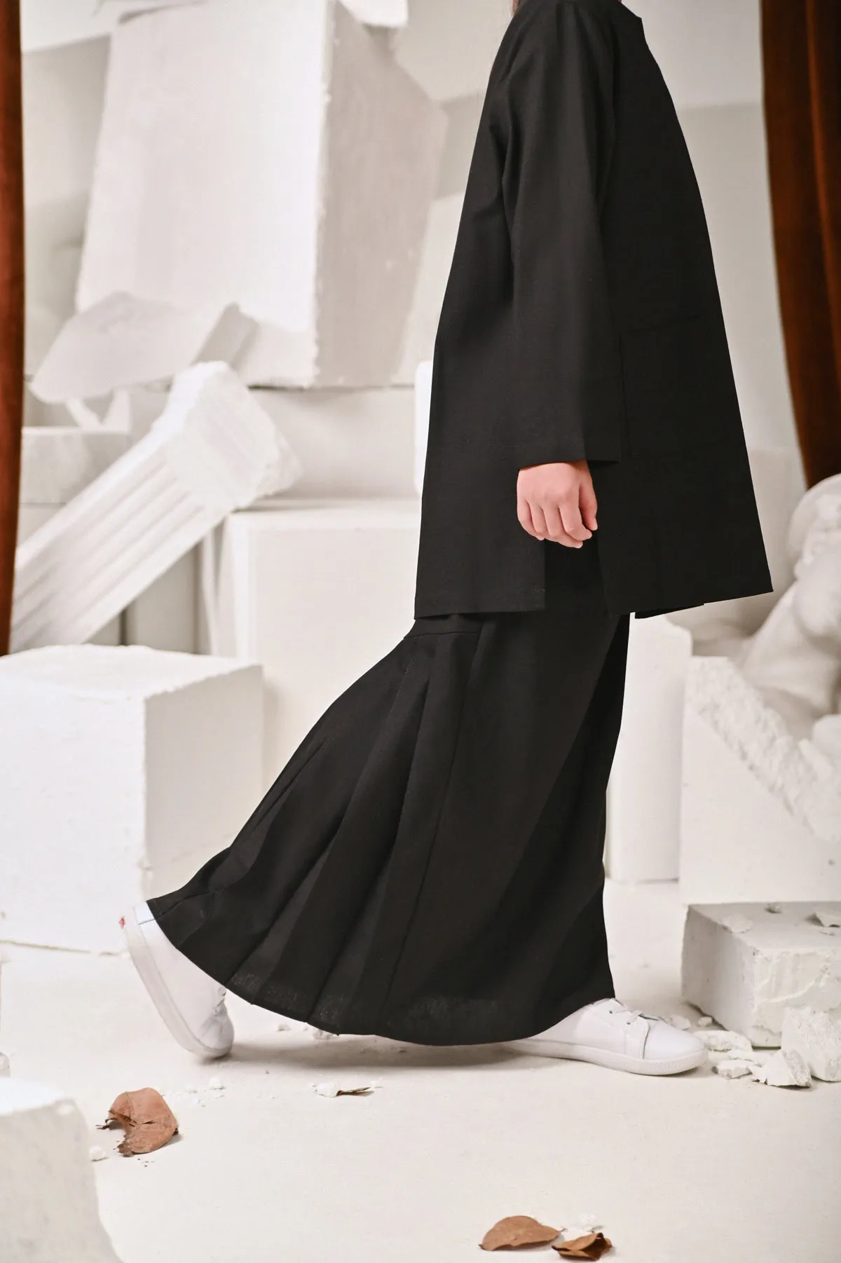 The Kita Menang Back Pleats Skirt - Black