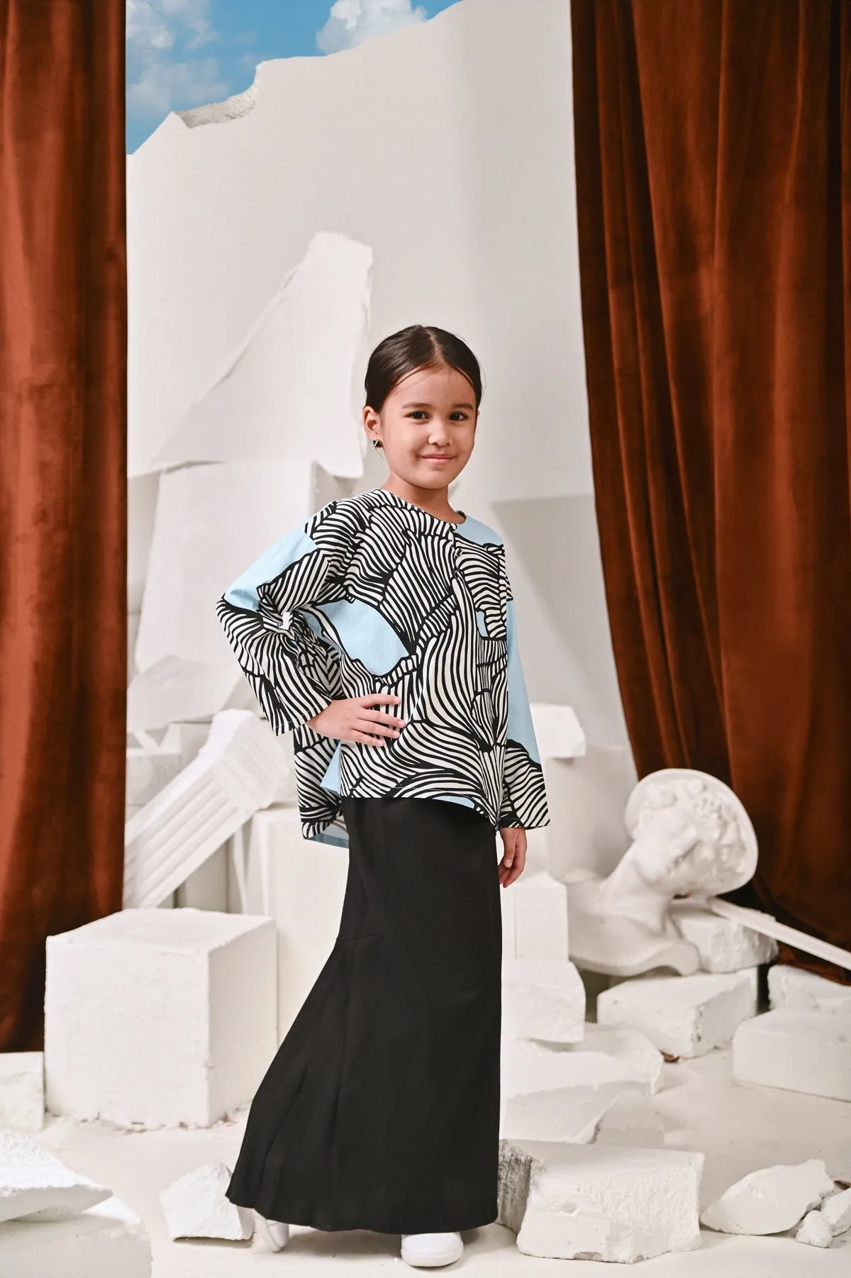 The Kita Menang Back Pleats Skirt - Black