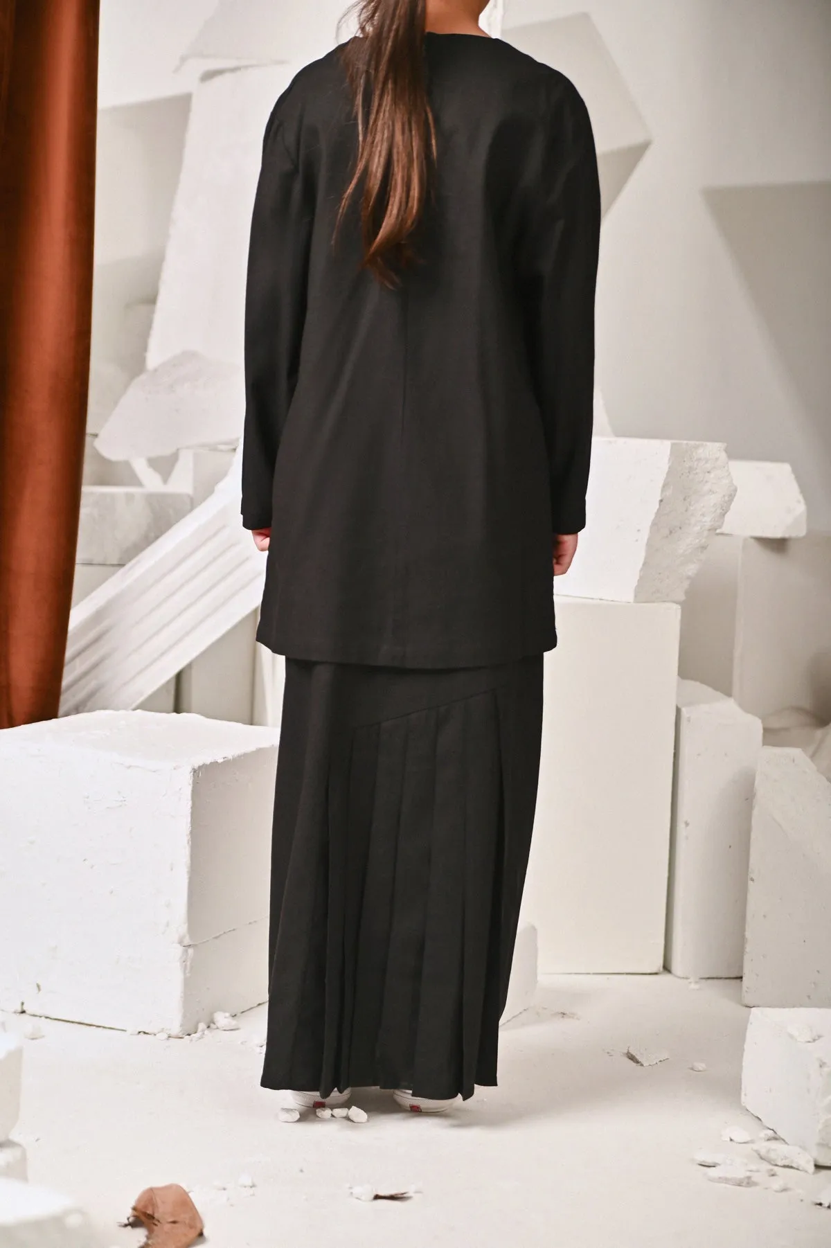 The Kita Menang Back Pleats Skirt - Black