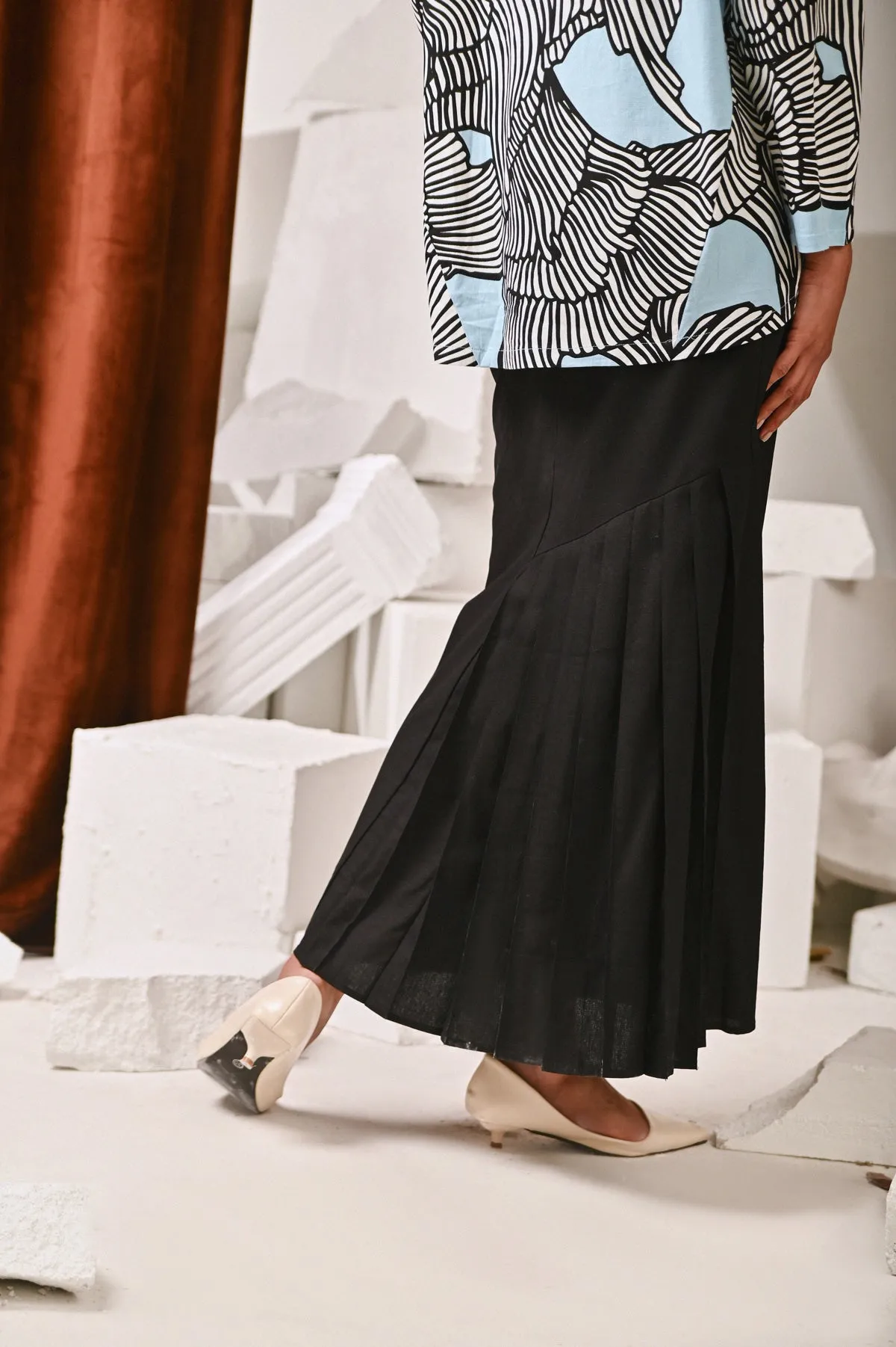 The Kita Menang Women Back Pleats Skirt - Black