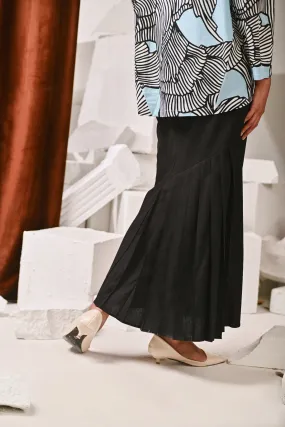 The Kita Menang Women Back Pleats Skirt - Black