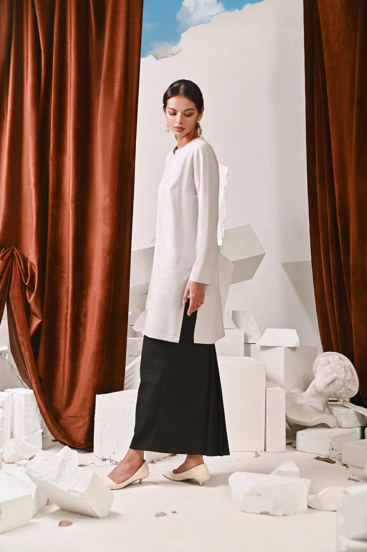 The Kita Menang Women Back Pleats Skirt - Black