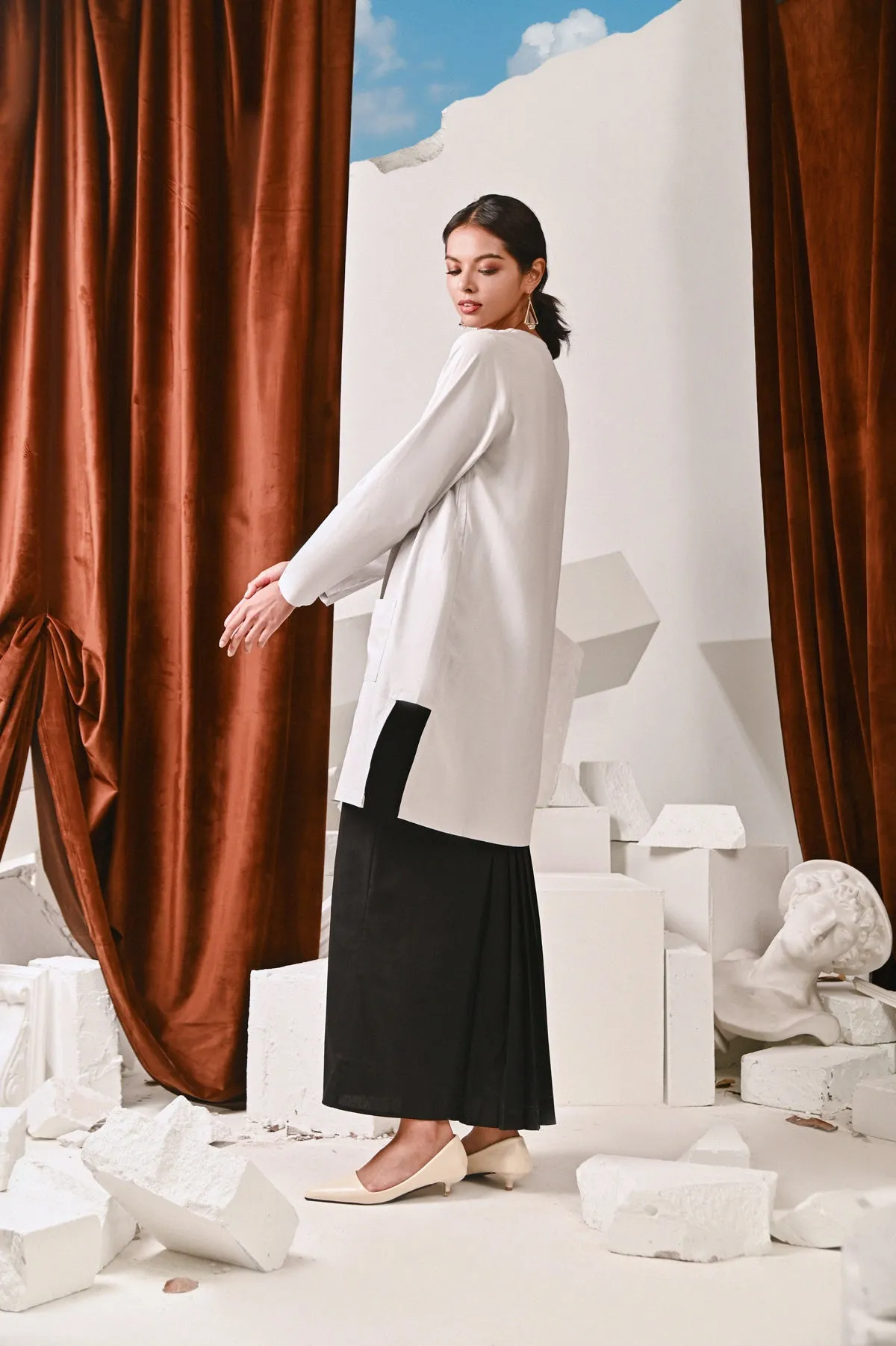 The Kita Menang Women Back Pleats Skirt - Black