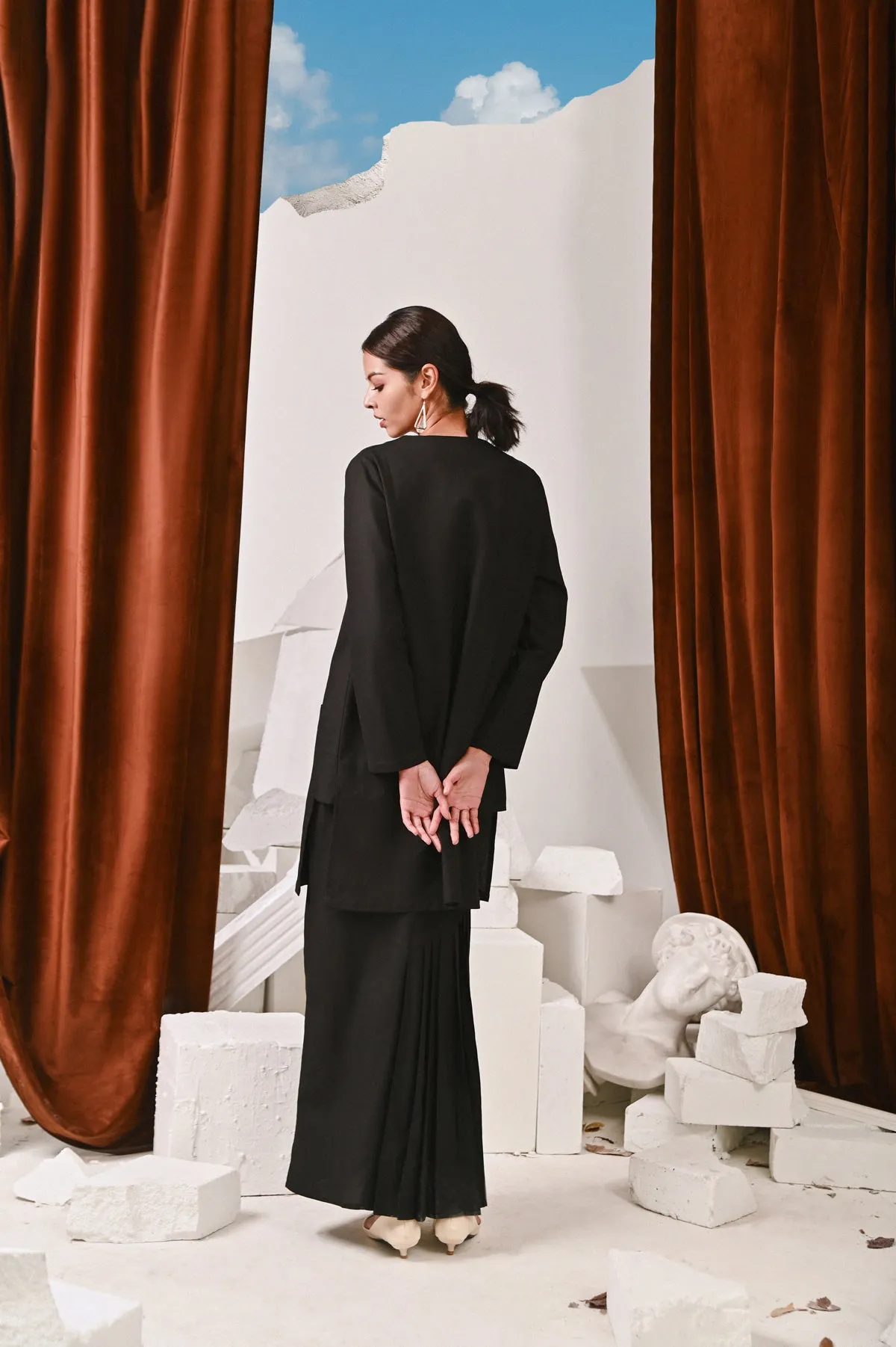 The Kita Menang Women Back Pleats Skirt - Black