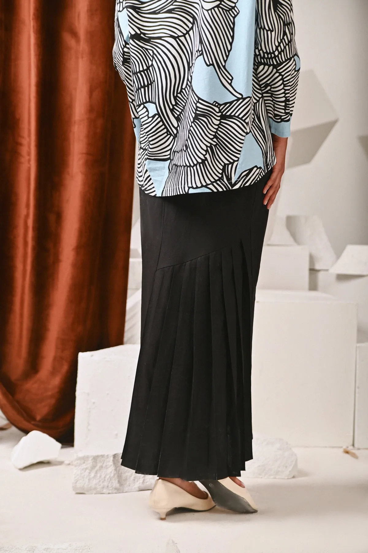 The Kita Menang Women Back Pleats Skirt - Black
