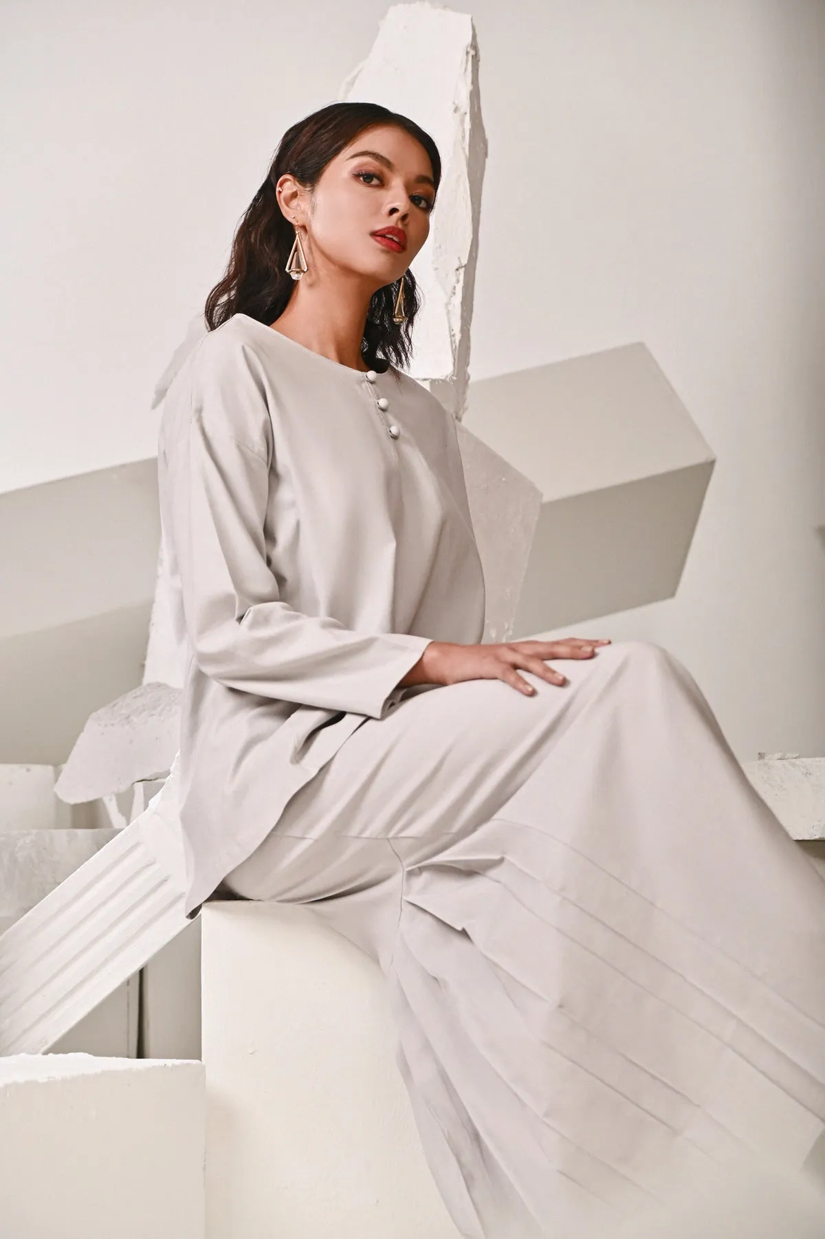 The Kita Menang Women Back Pleats Skirt - Light Grey