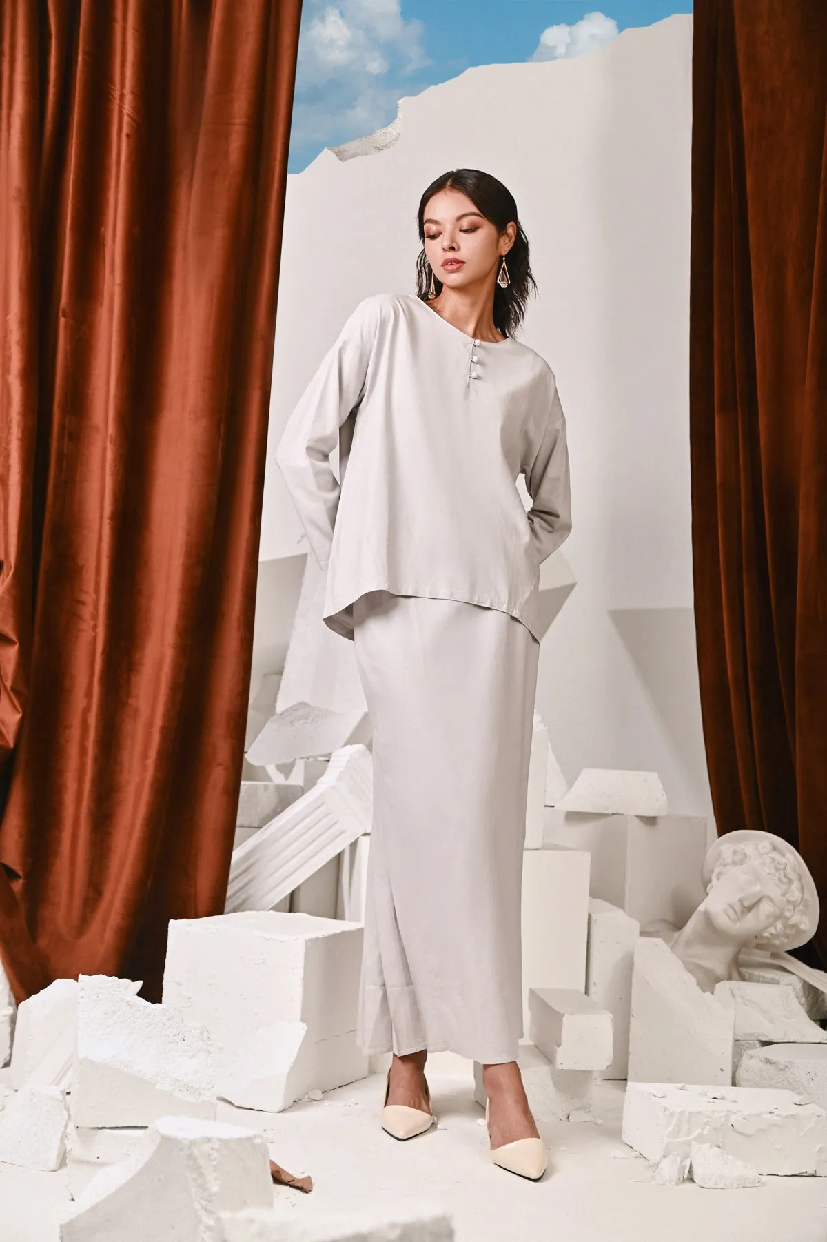 The Kita Menang Women Back Pleats Skirt - Light Grey