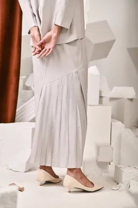 The Kita Menang Women Back Pleats Skirt - Light Grey
